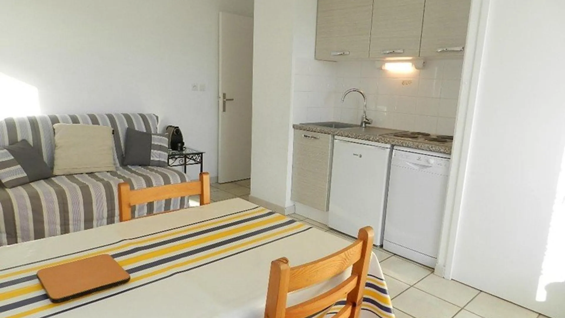 Charmant 3 Pieces Avec Terrasse Proche Plage Et Commerces - Bormes-Les-Mimosas, 5 Couchages, Garage Inclus - Fr-1-251-842